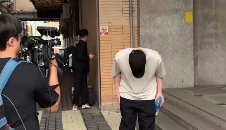 藝人鄒翰昇（本名鄒宗翰）離開新北地院前在媒體面前鞠躬。張欽攝