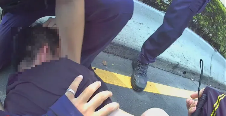 毒販遭警方制伏，而2名員警在追捕過程中受到輕微擦挫傷，經送醫檢查後均無大礙。翻攝畫面