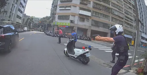 新北街頭追捕驚魂！毒販拒捕狂飆衝撞　警連轟16槍制伏畫面曝