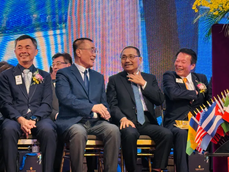 侯友宜到場幫李四川向企業人士們拉票，希望李未來接棒後，持續推動新北七線軌道建設。競辦提供
