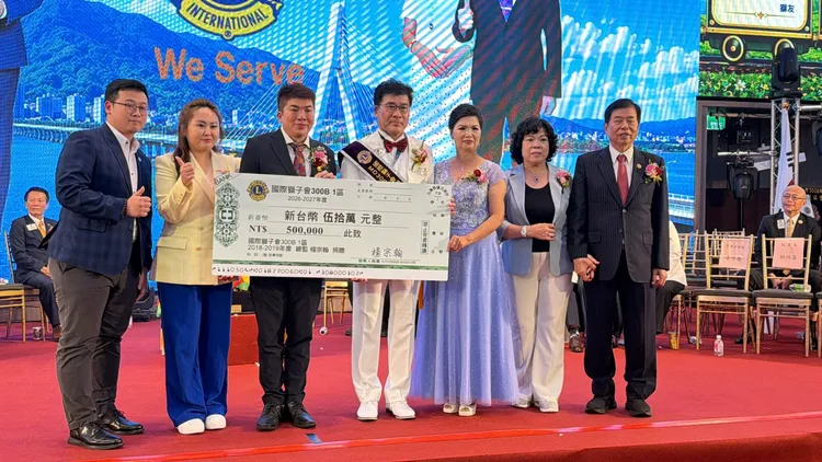 曾任獅子會300B1區總監、傳為佳話的楊燦煌、楊宗翰父子，特地捐出50萬元來支持新任總監楊瑞豐，希望在他的領導下更加壯大。曾佳俊攝