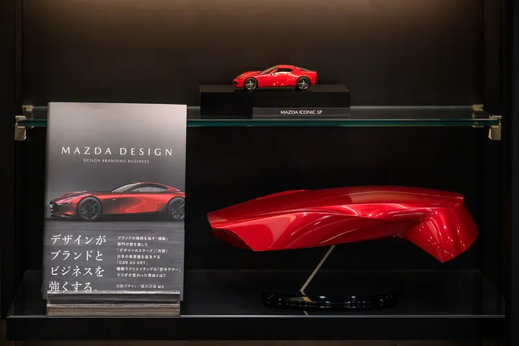 MAZDA北台中旗艦展示中心內設有品牌典藏牆，引領顧客在賞車之餘，進一步理解 MAZDA 對造車哲學與職人工藝的持續追求。業者提供