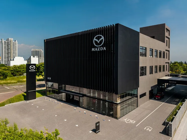 MAZDA 北台中旗艦據點緊鄰台 74 線快速道路，並可迅速銜接國道主要幹道，以交通樞紐優勢與全方位服務量能，完善中台灣顧客的擁車旅程。業者提供
