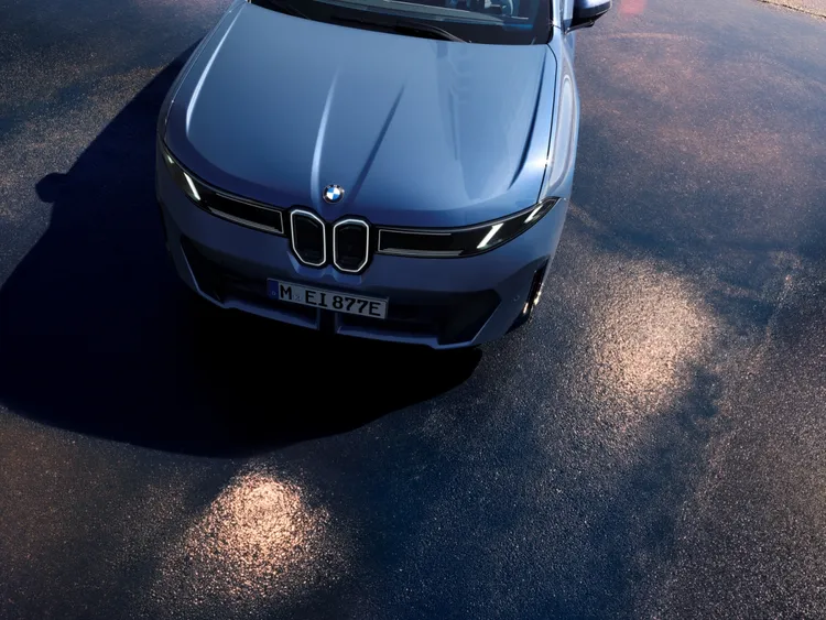 車頭採用垂直細長的雙腎型格柵設計，向經典BMW 1500致敬，結合銳利前衛的四眼式垂直日行燈條，在車頭光影飾條的映襯下，形塑出極具辨識度的未來科技風貌。業者提供