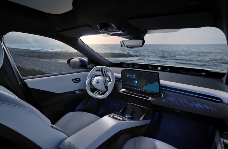 全新BMW iX3結合BMW「駕駛者導向」理念與Shy Tech隱形科技，成就BMW新世代超感智慧座艙。駕駛座前方導入BMW Panoramic Vision全視域顯示系統，搭配17.9吋BMW懸浮中控螢幕與最新BMW Operating System X，帶來流暢即時與自然智慧的人機互動。業者提供