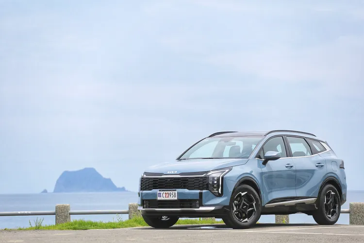 Kia小改款Sportage換上品牌最新家族化設計語彙，Star Map星圖式燈組成為車頭最具辨識度的視覺焦點。林浩昇攝
