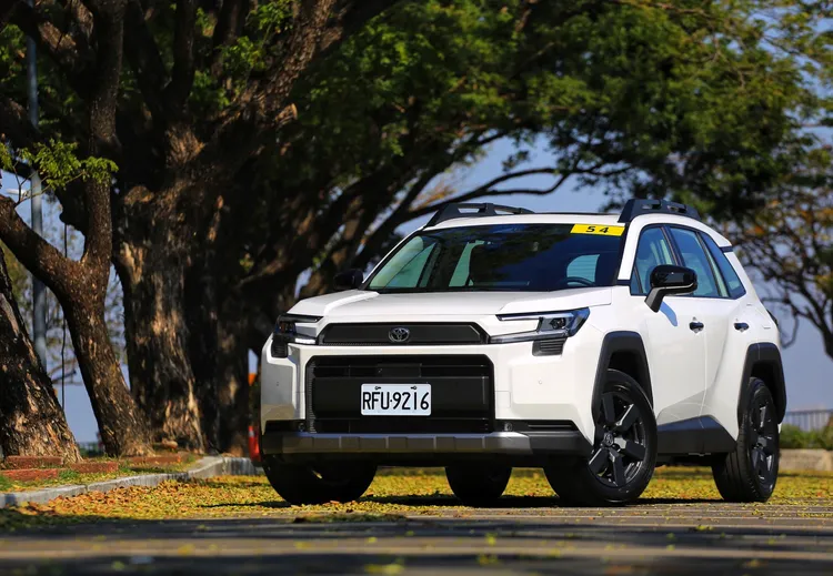 大改款RAV4採用全新Hammerhead雙髻鯊設計語彙，並同步提供Core、Adventure與GR Sport三種風格設定，展現更鮮明的產品個性。林浩昇攝