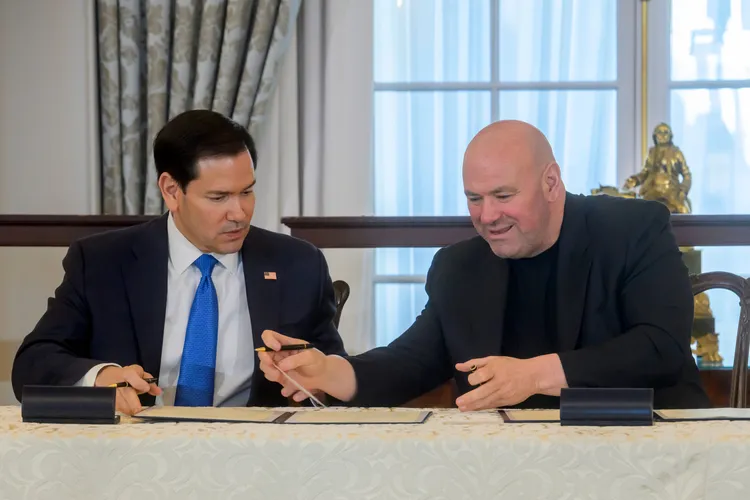 美國國務卿盧比歐（左）與UFC總裁懷特簽署協議，要將格鬥競技推廣到國際。美聯社