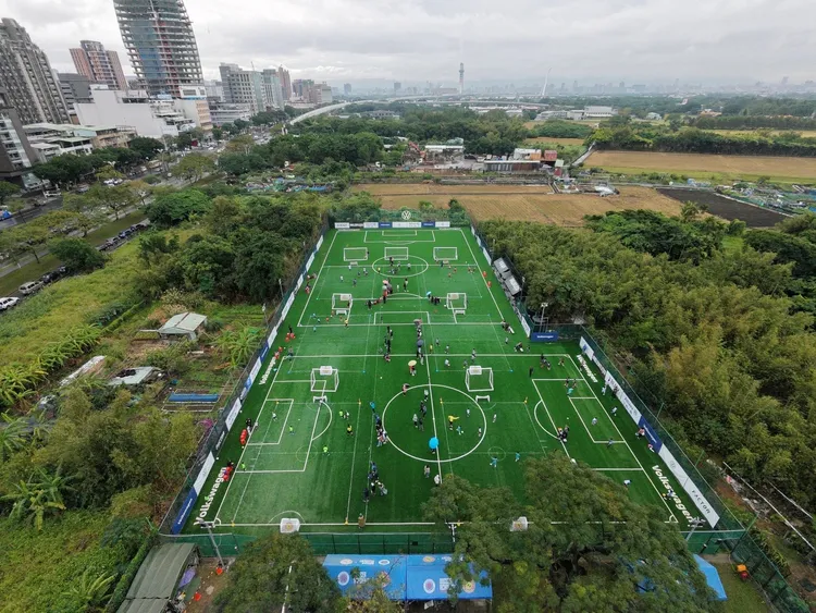 位於台北市北投區的Volkswagen Football Park今年完成全面升級，導入高規格人工草皮與專業緩衝結構，提供更完善的訓練環境。業者提供