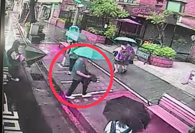 警方調查，男子與被害人素不相識，案發前也沒有任何言語衝突或糾紛，正全力追緝他到案。翻攝畫面