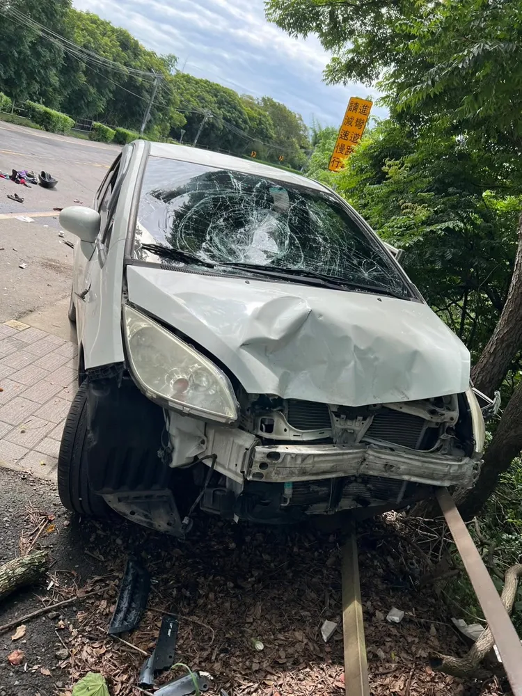 王姓阿嬤的駕車受損嚴重，顯見撞擊力道不輕。民眾提供