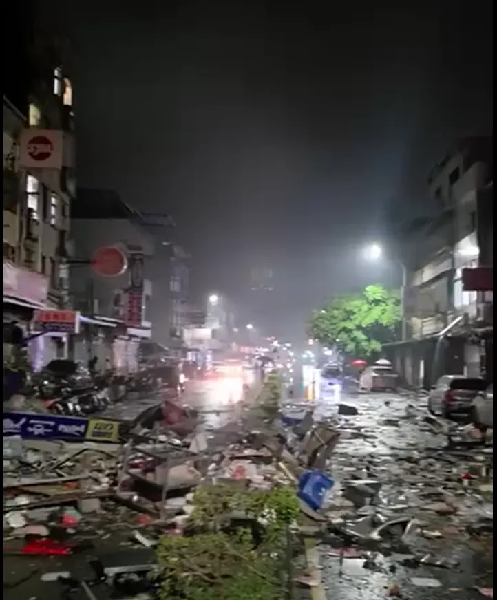 新竹透天厝氣爆，街道滿是碎片，宛如戰爭過後。翻攝新竹爆料公社