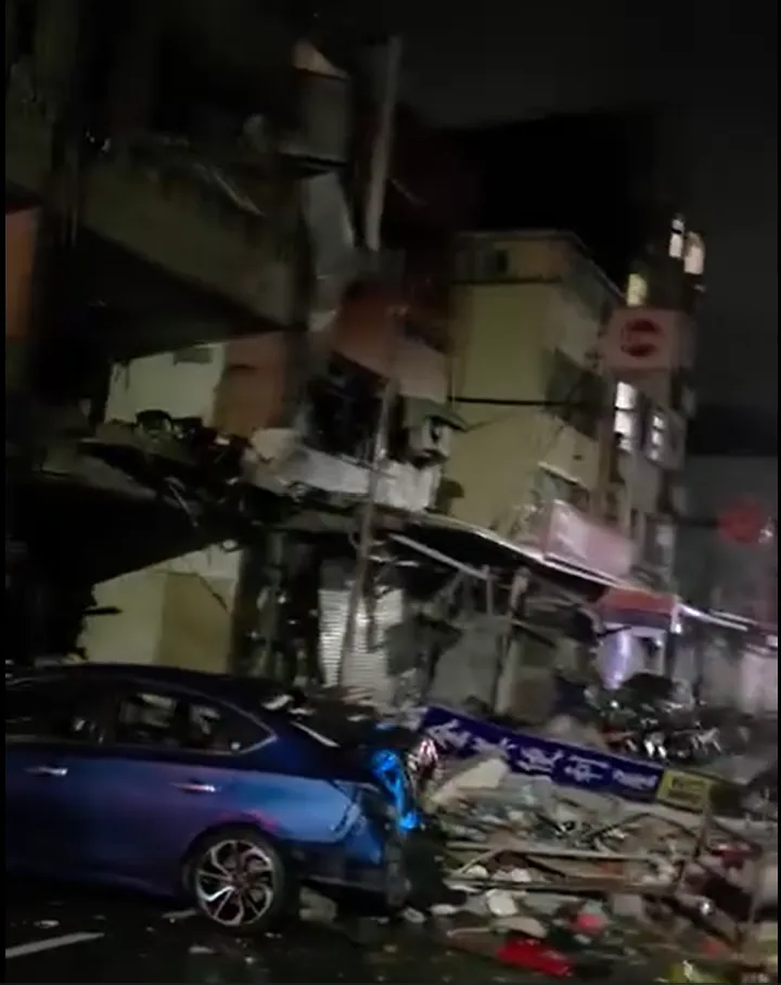 新竹民宅氣爆，房屋被炸出大洞，波及左右兩旁建物。翻攝新竹爆料公社