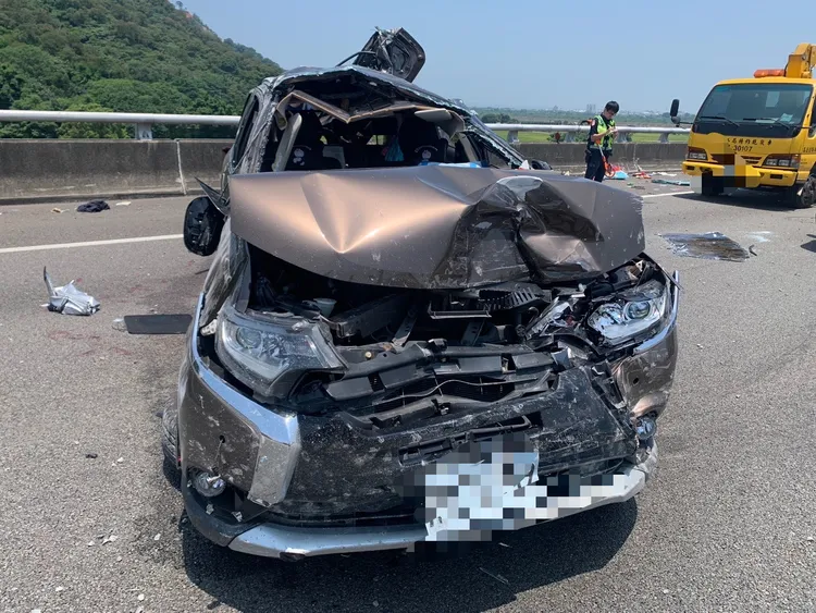 翻覆的自小客車受損嚴重，車內4人受傷送醫。民眾提供