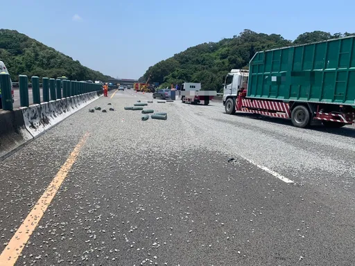 國3北向砂石車自撞護欄波及南向3車　1車翻覆釀5傷