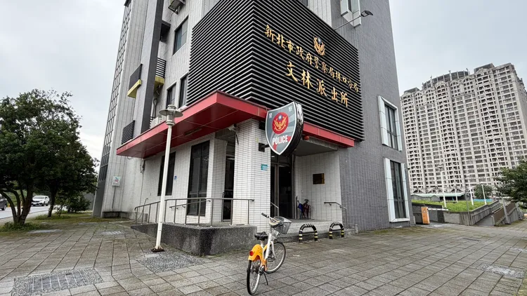 文林派出所長羅偉哲得知這對姊弟離譜行徑後主動調查，派員關心案家家庭狀況並通報兒少偏差行為，幫助單親媽一家四口走出困境。曾佳俊攝