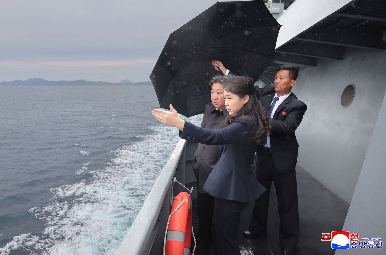 下水失敗軍艦復活了!金正恩攜女登艦試航 喊話發展「水下秘密武器」