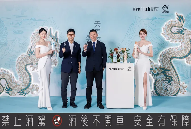 圖說1：昇恆昌總經理江建廷（左）與金門酒廠總經理王中聖（右）共同展示全新推出的「釀酒大師陳年金門高粱酒」及「龍騰九霄金門高粱酒」。昇恆昌提供