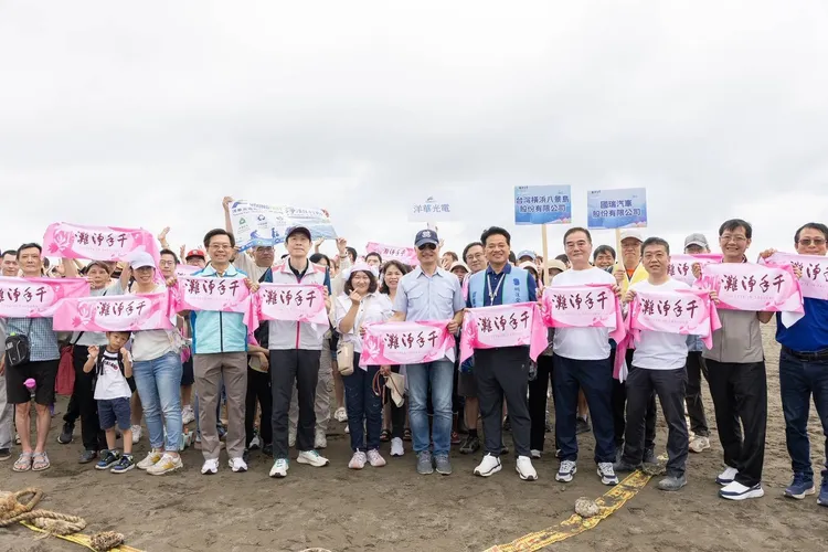 桃園市千手淨灘活動。桃園市府提供