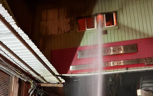 八德鐵皮工廠深夜竄火舌！油漆、電焊材料燃燒飄臭　近3小時撲滅幸無人傷