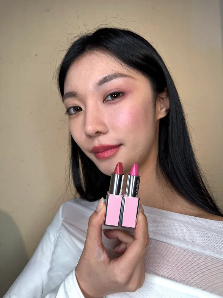Model混搭資生堂超進化絲絨緞光唇膏粉色訂製系列#LE02、#LE03。張家玲攝