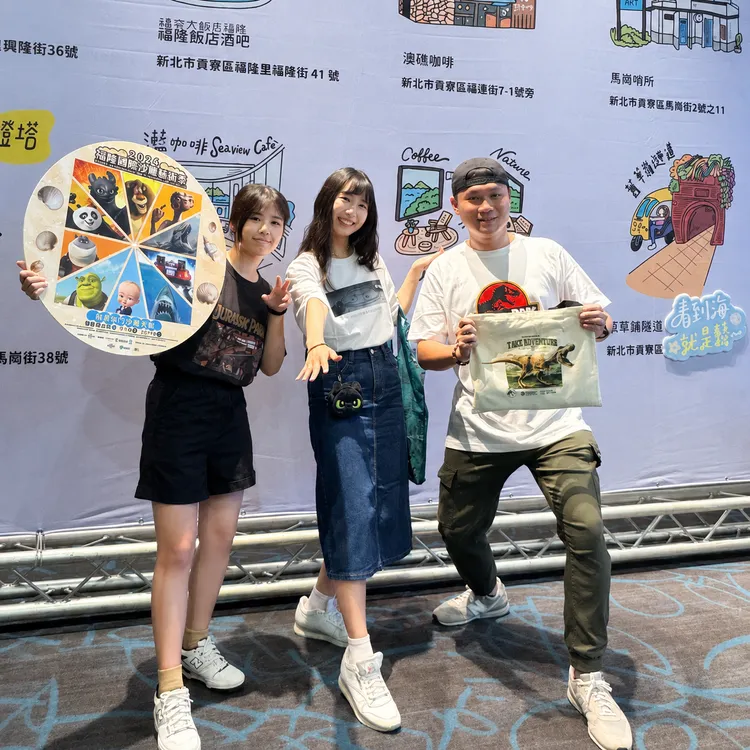 福隆國際沙雕藝術季民眾合影。業者提供