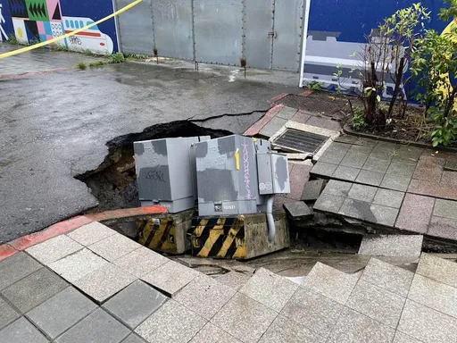 台北車站周邊道路塌陷！人行道破大洞變電箱倒　北市府說話了