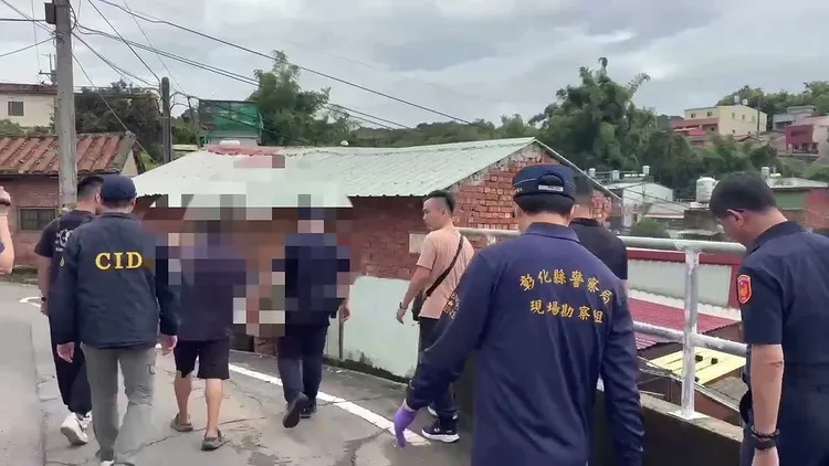 涉案的林姓嫌犯昨天被帶至現場，模擬案發過程。民眾提供