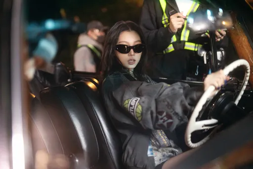 19歲正妹歌手才出道就擁200萬粉絲　曾拍過周杰倫MV！無照開車上公路