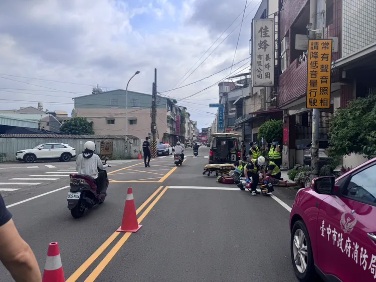 救護人員緊急將林姓男騎士送醫。民眾提供
