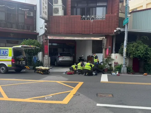 台中男騎士不明原因逆向衝進民宅　撞擊門前機車命危搶救中