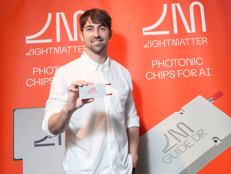 Lightmatter創辦人暨執行長Nick Harris 與產品。公司提供