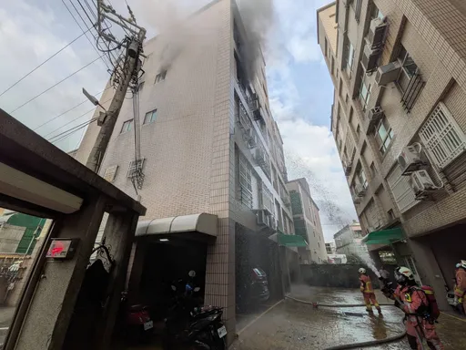 新竹民宅火警4樓陷火海「5樓2住戶受困」　消防急灌救助1大1小脫險送醫