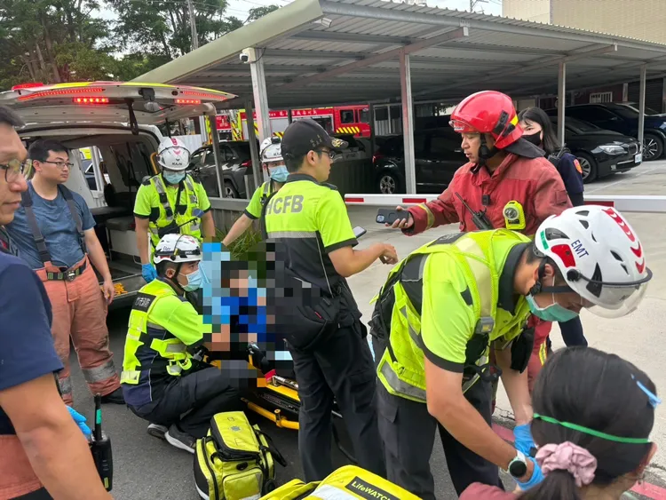消防隊員成功救出5樓受困2名住戶，有輕微嗆傷，採預防性送醫。翻攝畫面