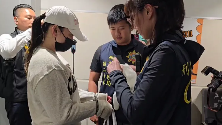 劉喬安押解回台時，在機場經刑事局人員宣讀權利與人別訊問後戴上手銬。桃園國際機場記者聯誼會提供