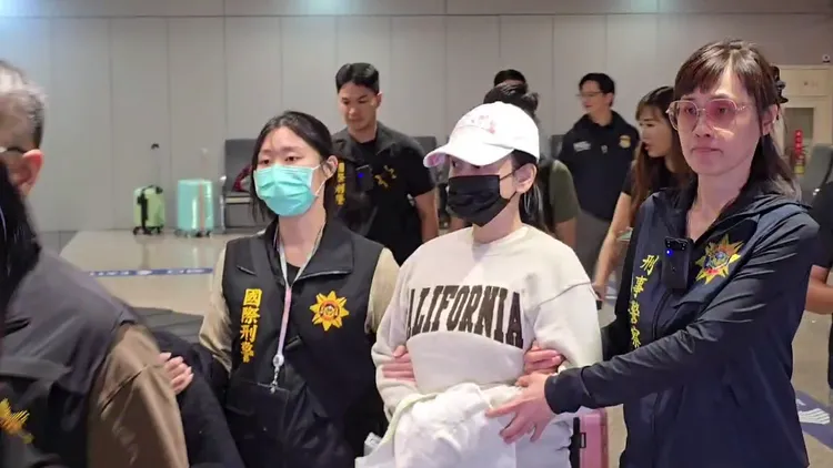 劉喬安涉及侵占、毒品等罪，遭國內五個地檢署通緝在案，今日被押解回台歸案。翻攝畫面
