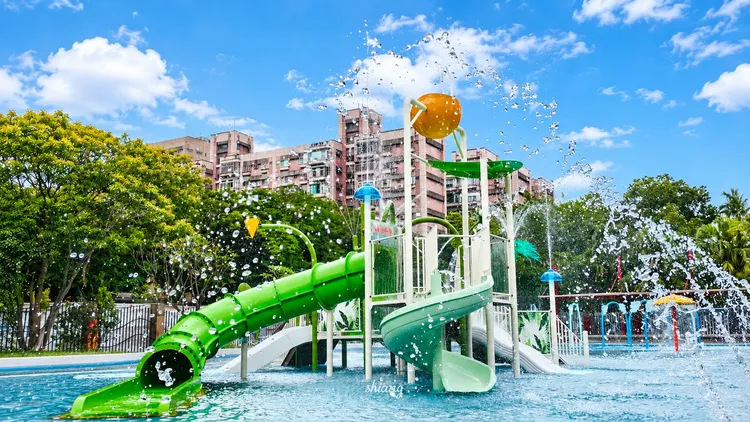 自來水園區「水鄉庭園」為臺北市區夏季限定的熱門戲水空間，以仿輸配管材設置、組合在水池上的遊樂設施，讓大小朋友享受沁涼戲水樂趣。臺北自來水園區提供