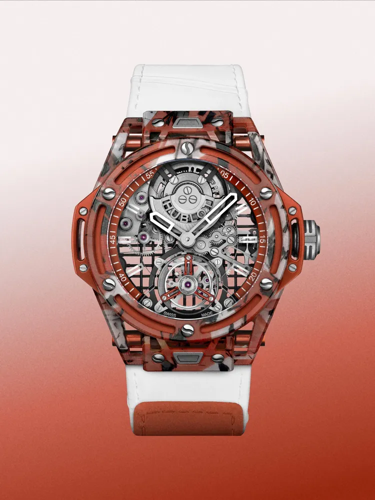 HUBLOT BIG BANG陀飛輪喬科維奇GOAT紅土款，44mm，Novak Djokovic使用過之球衣與球拍纖維製成之霧面複合材料錶殼，透明藍寶石水晶錶盤，白色小牛皮壓印網球拍握把布紋理錶帶（內襯橙色皮革），HUB6035自製自動上鏈陀飛輪機芯，動力儲存72小時，防水深度30米，目前限量21只已售罄，356萬6000元。品牌提供