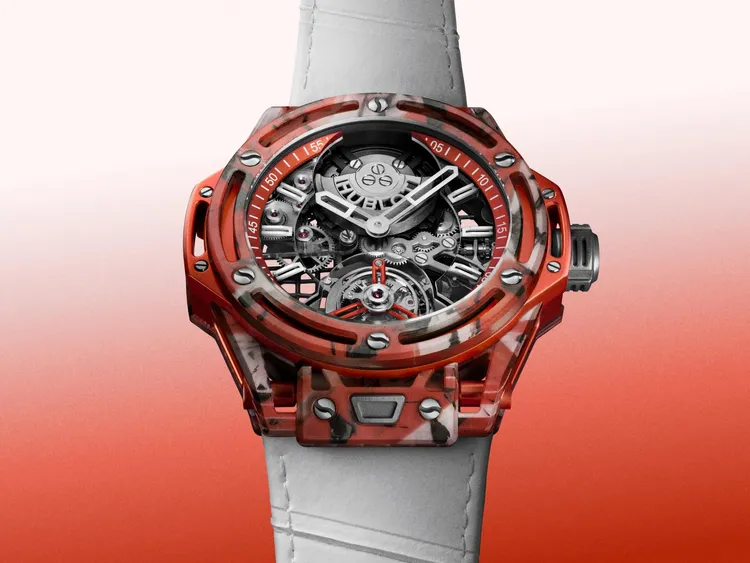 HUBLOT BIG BANG陀飛輪喬科維奇GOAT紅土款，44mm，Novak Djokovic使用過之球衣與球拍纖維製成之霧面複合材料錶殼，透明藍寶石水晶錶盤，白色小牛皮壓印網球拍握把布紋理錶帶（內襯橙色皮革），HUB6035自製自動上鏈陀飛輪機芯，動力儲存72小時，防水深度30米，目前限量21只已售罄，356萬6000元。品牌提供