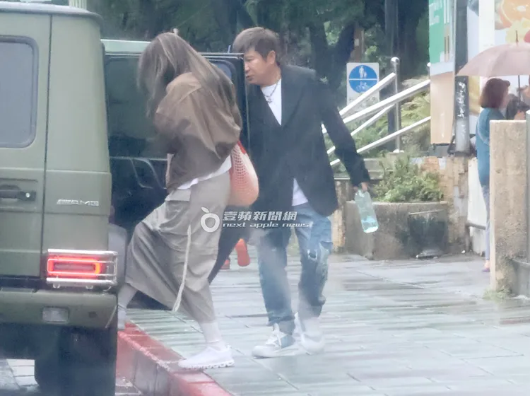 丁柔安（左）上車後，胡瓜一手拿著礦泉水，一手幫忙關車門。特勤中心攝