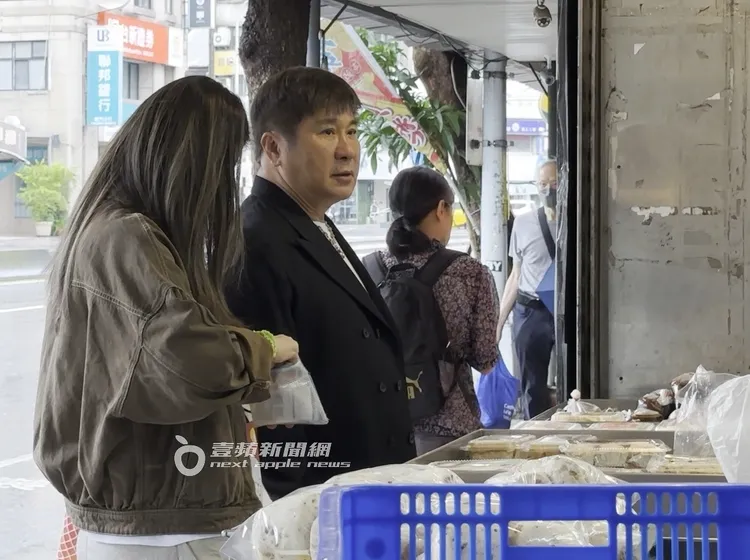 丁柔安（左）拿出夾鏈袋掏錢埋單，胡瓜等點心打包。特勤中心攝