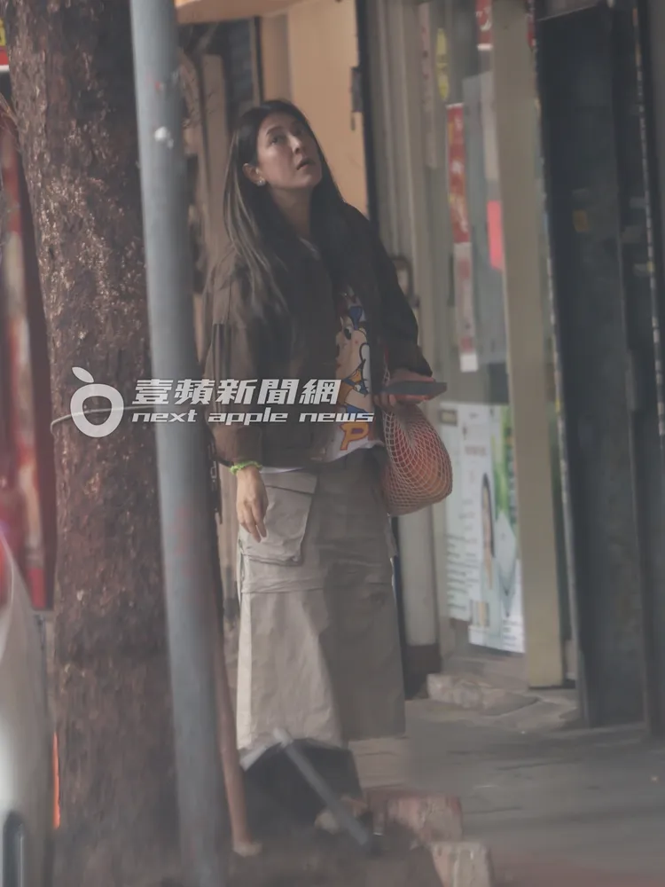丁柔安抬頭查看招牌尋找店家。特勤中心攝