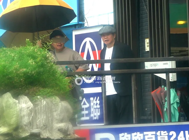康康（右）與胡瓜助理閒聊，等待自己另外叫的計程車到達。特勤中心攝