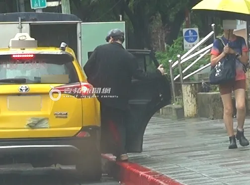康康自家保母車出車禍，最後獨自坐上計程車離開。特勤中心攝