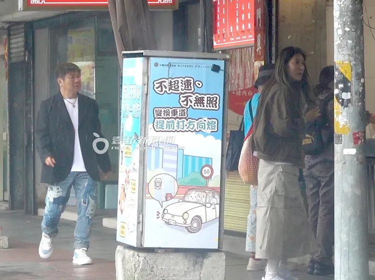 丁柔安（右）認真看菜單，胡瓜隨後抵達。特勤中心攝