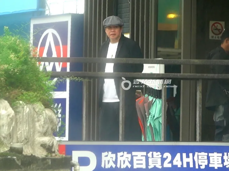 康康走出活動會場，遲遲等不到自家保母車，才知司機出車禍。特勤中心攝