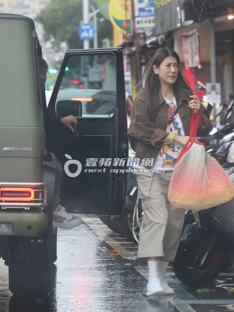 丁柔安下車探路，胡瓜在車上等待。特勤中心攝