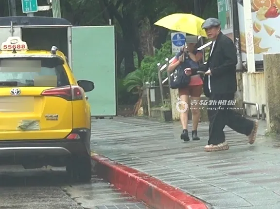 康康改搭計程車趕場。特勤中心攝