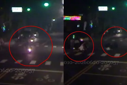 強烈撞擊零件四散！五股2機車相撞　53歲男「車翻半圈墜地」命危送醫