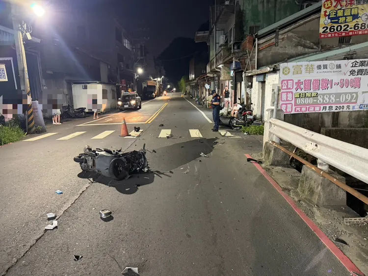 五股民義路二段20日晚間發生機車對撞嚴重車禍，一人當場失去生命徵兆送醫搶救。翻攝畫面